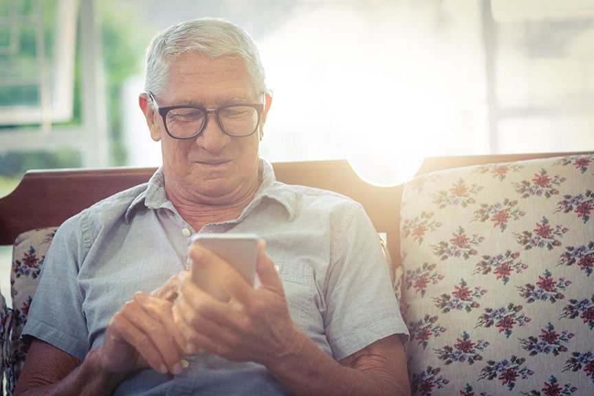 Prudence avec les téléphones intelligents et sur les réseaux sociaux